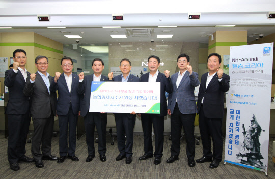 김원석 농업경제대표이사와 계열사 대표들이 5일 농협은행 본점에서 'NH-Amundi 필승코리아펀드' 가입행사를 가졌다.(왼쪽에서 네 번째부터)김성광 농협하나로유통 대표이사, 김원석 농업경제대표이사, 강남경 농협물류 대표이사, 조완규 농협식품 대표이사.(사진=농협중앙회)